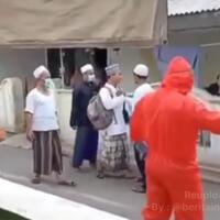 tanpa-takut-video-diduga-orang-terinfeksi-coronateman-malah-ajak-salaman