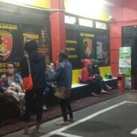 sakit-hati-kena-prank-sembako-isi-batu-dan-sampah-4-waria-lapor-polisi