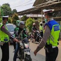 tak-mampu-lagi-bayar-kosan--makan-di-dki-polisi-terpaksa-izinkan-pemotor-ini-mudik