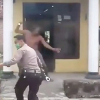 pria-ini-jadi-genderuwo-saat-diamankan-tni-polri-kocar-kacir