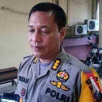 kombes-tatan-dirsan-atmaja-sik--polwan-bagikan-sembako-di-pandemik-covid-19