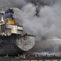 sar-medan-turunkan-tim-bantu-padamkan-kebakaran-kapal-tanker-di-belawan