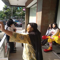 satpol-pp-bubarkan-kerumunan-penutupan-mcdonald-s-sarinah