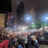 ratusan-orang-saksikan-mcd-ditutup-saat-psbb-tuai-kritikan