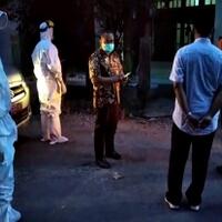 keluarga-pasien-positif-covid-19-tolak-anaknya-dievakuasi-bupati-pimpin-negosiasi