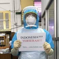 viral-foto-tenaga-kesehatan-pegang-tulisan-indonesia-terserah