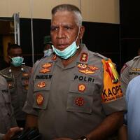 pospol-di-papua-diserang-kkb-1-polisi-luka-bacok-4-senpi-dibawa-kabur