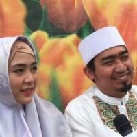 sambil-menangis-april-jasmine-minta-ustaz-solmed-nikah-lagi