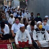 masjid-tak-gelar-sholat-ied-warga-jaksel-sholat-di-jalanan-kampung