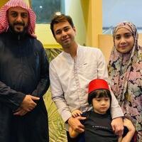syekh-ali-jaber-berikan-jubah-penjaga-makam-rasulullah-ke-raffi-ahmad