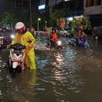 usai-hujan-deras-sejumlah-wilayah-surabaya-terendam-banjir