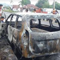 asal-modif-toyota-avanza-ini-malah-kebakar-di-jalan