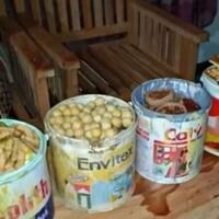 antimainstream-kue-lebaran-disimpa-di-kaleng-bekas-cat-tembok-hingga-ember