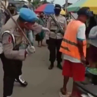 video-viral-pelanggar-psbb-mendapatkan-hukuman-dipukul-pantat-setujukah-kalian