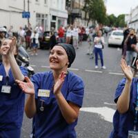 tenaga-medis-di-inggris-kampanyekan-bahaya-corona-dengan-bahasa-indonesia