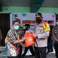 kapolda-sumut-berikan-bantuan-500-paket-sembako-kepada-pw-muhammadiyah-sumut