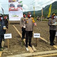polda-sumut-bantu-450-kg-bibit-jagung-dan-5-ton-beras-bagi-warga-samosir