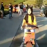 viral-video-gadis-cantik-yang-mengendarai-sepeda-motor-bersetir-mobil