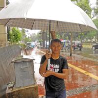 mengenal-lebih-dekat-kiprah-umbrella-girl-oase-penyejuk-dalam-ajang-f1-dan-moto-gp