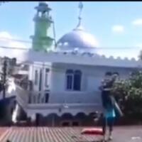 viral-bocah-dipaksa-orang-tua-ambil-bantal-di-atas-genteng-publik-geram
