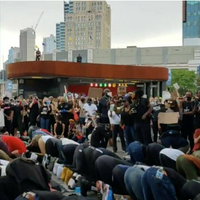 umat-islam-sholat-dilindungi-pagar-non-muslim-dalam-demontrasi-floydas