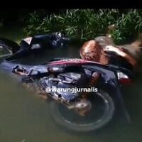 pria-mabuk-tertidur-pulas-di-genangan-banjir-jakarta-bikin-warga-takut