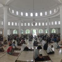 masuki-transisi-new-normal-masjid-al-bina-gbk-kembali-gelar-sholat-jumat