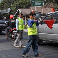 modal-dengkul-kerja-cuma-ngatur-jalan-sehari-bisa-dapat-200-ribu-lebih