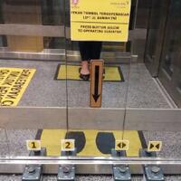 unik-lift-di-bandara-soetta-gunakan-kaki-untuk-sentuh-tombol