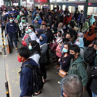 transisi-new-normal-corona-penumpang-krl-ketakutan-berangkat-kerja