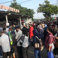 psbb-transisi-bikin-jakarta-macet-dan-berjubel-kebijakan-anies-dikritik