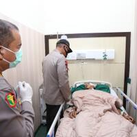 kapolda-sumut-jenguk-personil-porles-belawan-yang-terkena-bacokan