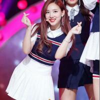 9-pesona-nayeon-twice-pakai-seragam-sekolah-cute-overload