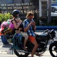 viral-video-pasutri-asal-rusia-rela-ngamen-sambil-gendong-anak-buat-beli-makan