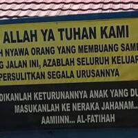 ngakak-6-spanduk-doa-dan-peringatan-paling-sadis-bagi-yang-buang-sampah-sembarangan