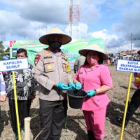 pakai-topi-bulat--kapolda-sumut-dan-ketua-bhayangkari-tanam-jagung