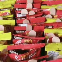 membuat-jajanan-anak-murah-meriah-es-biskuit-selimut