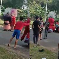 berantem-di-pinggir-jalan-kelakuan-ondel-ondel-ini-bikin-netizen-geleng-kepala