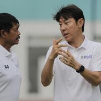 pilih-lebih-percaya-siapa-shin-tae-yong-atau-indra-sjafri