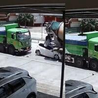 viral-detik-detik-mengerikan-sedan-mungil-tergencet-2-truk-mixer-semen