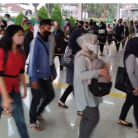 penumpang-krl-bogor-numpuk-wali-kota-salahkan-kantor-di-jakarta-sudah-buka