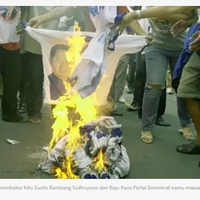 dulu-kaos-bergambar-demokrat-dan-pak-sby-dibakar-massa-tapi-anteng-saja