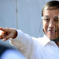 gaya-keren-presiden-jokowi-pakai-face-shield-saat-ke-banyuwangi