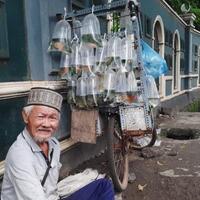 menyayat-hati-simak-kisah-kakek-bertangan-buntung-ini-jualan-cupang-demi-bisa-umroh