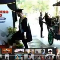 video-wisuda-drive-thru-mahasiswa-uns-dari-pakai-sepeda-sampai-kereta-kencana