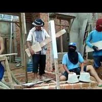 tingkah-tukang-bangunan-yang-bikin-geleng-geleng-kepala-ada-yang-konser-loh