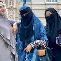 umi-pipik-pakai-baju-warna-cerah-dipuji-cantik--didoakan-istiqomah