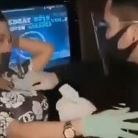 karaoke-new-normal-pengunjung-dan-penyanyi-nyawer-pakai-face-shield