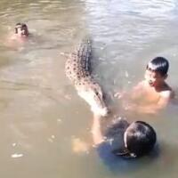 tak-ciut-nyali-viral-aksi-bocah-asyik-bermain-bersama-buaya-di-sungai