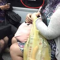 naomi-campbell-jalan-jalan-di-stasiun-kereta-tanpa-busana